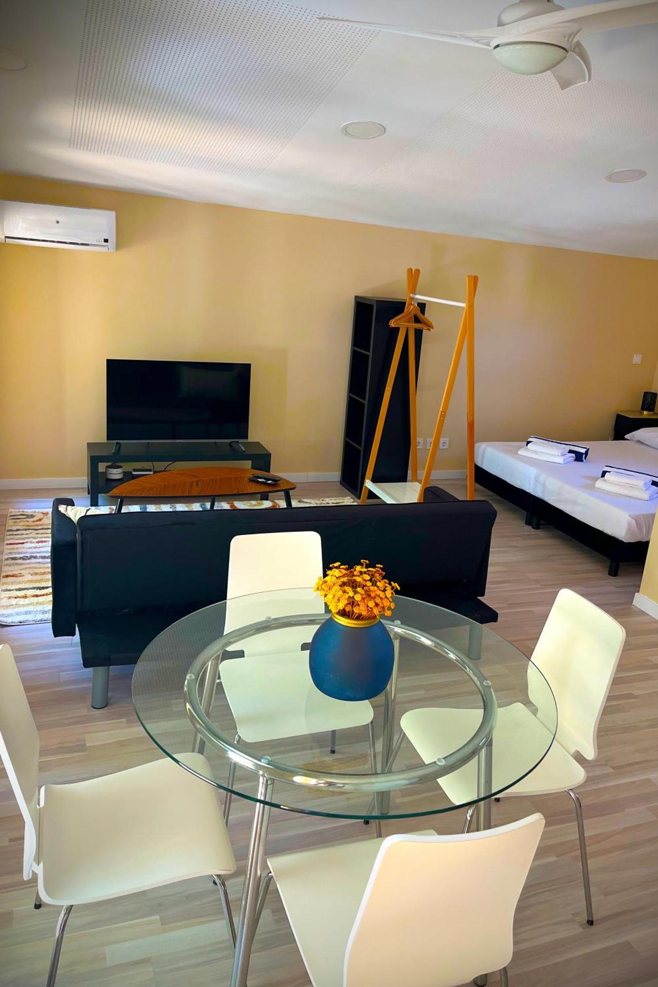 Fee4Me Cabin With Pool And Garden San Martín de la Vega المظهر الخارجي الصورة